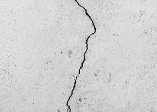 vertical crack in wall